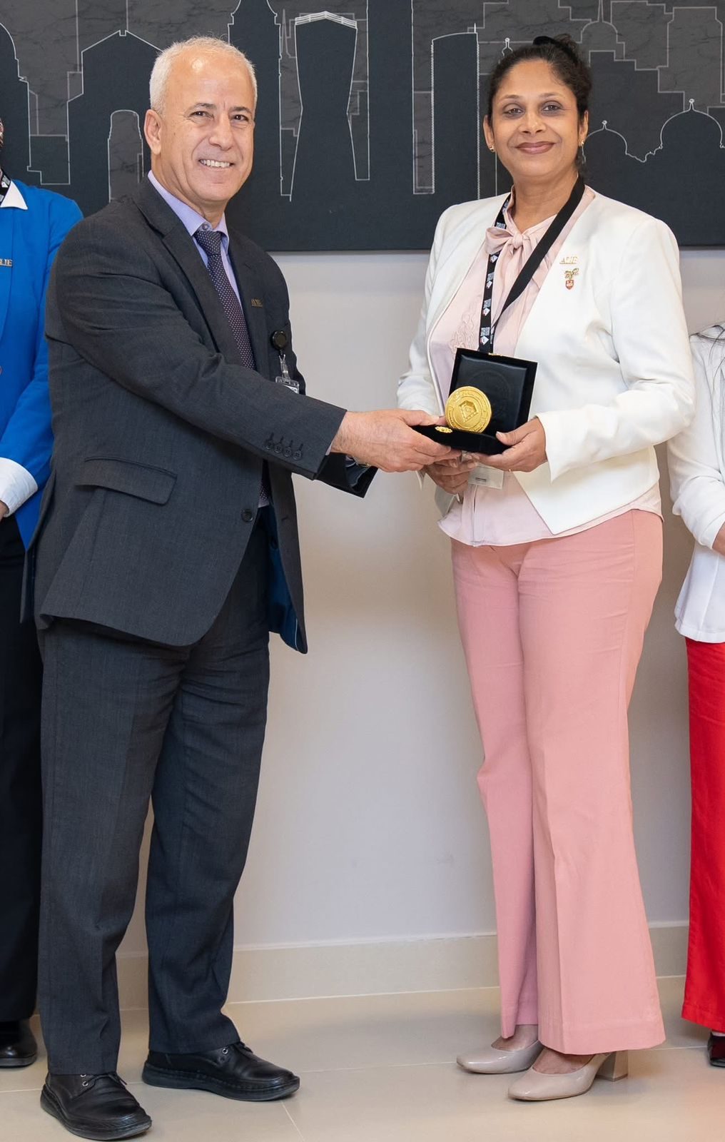 Medal exchange between CMS Holoul and AUE
